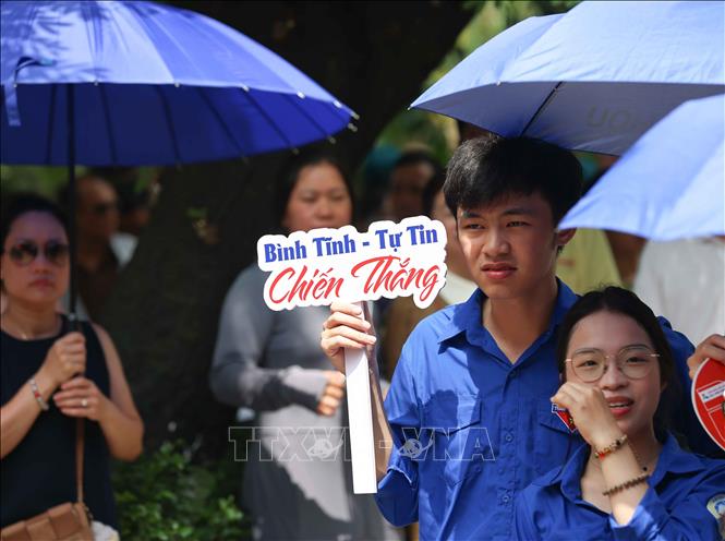 Tình nguyên viên tại điểm thiTrường THPT Trần Nhân Tông nhiệt tình đón các thí sinh tới thi môn Ngoại ngữ. Ảnh: Thanh Tùng - TTXVN